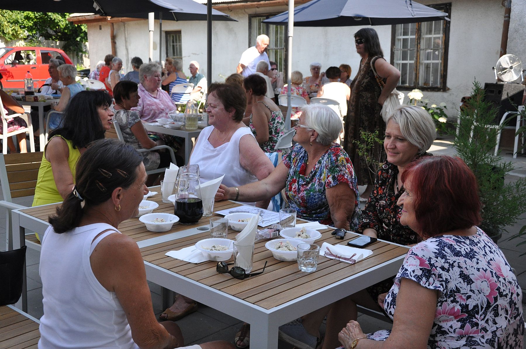A városrész közösségi kemencéje körül zárták a félévet az öreghegyi nyugdíjasok